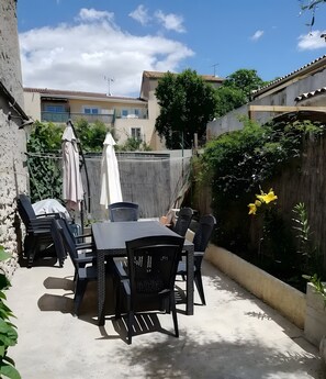 Outdoor dining - “Bamboo” Room with Shared Terrace, Wi-Fi, and Air Conditioning (Colombiers)