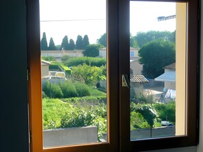 Interior - “Bamboo” Room with Shared Terrace, Wi-Fi, and Air Conditioning (Colombiers)