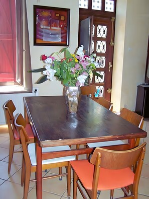 Dining - “Bamboo” Room with Shared Terrace, Wi-Fi, and Air Conditioning (Colombiers)