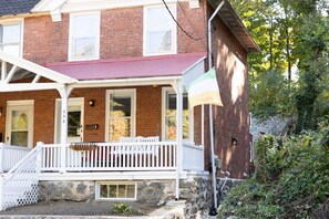 Exterior - Quiet 2-Bedroom Upper Floor in Bala Cynwyd | Private Entrance & Parking (Bala Cynwyd)