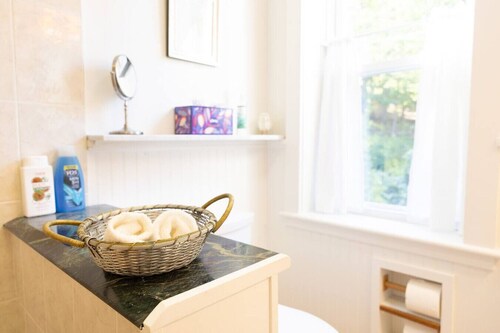Quiet 2-Bedroom Upper Floor in Bala Cynwyd | Private Entrance & Parking