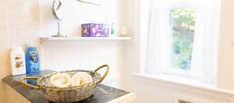 Quiet 2-Bedroom Upper Floor in Bala Cynwyd | Private Entrance & Parking