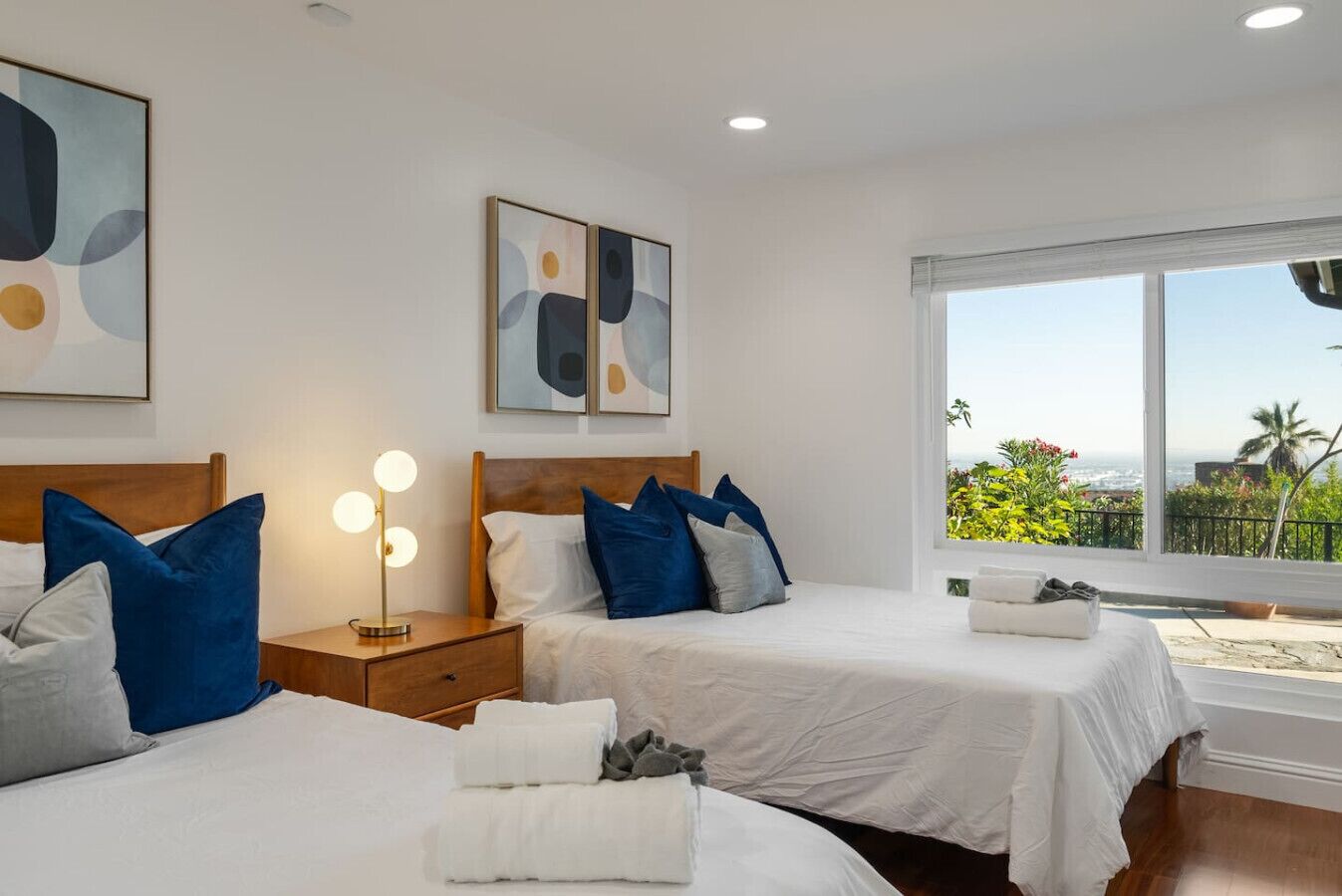 Escritorio, tabla de planchar con plancha, cuna de viaje y wifi 