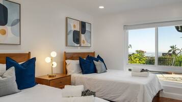 Escritorio, tabla de planchar con plancha, cuna de viaje y wifi