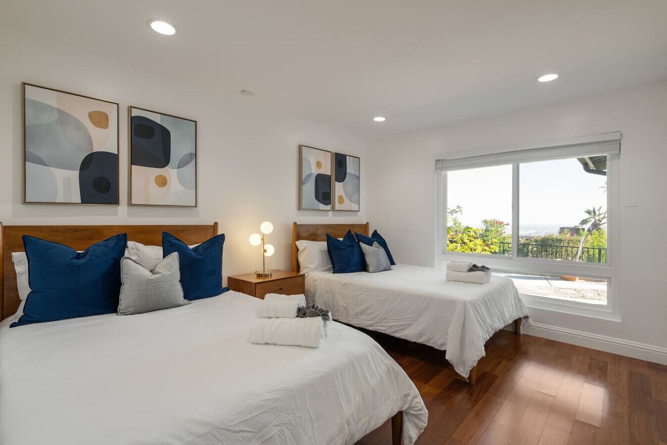 Una scrivania, ferro/asse da stiro, culla da viaggio, Wi-Fi