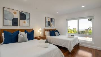 Una scrivania, ferro/asse da stiro, culla da viaggio, Wi-Fi