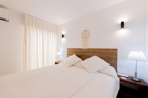 House - Beachfront Marbella Apartment With Balcony (Marbella)