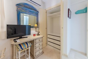 House - Beachfront Marbella Apartment With Balcony (Marbella)