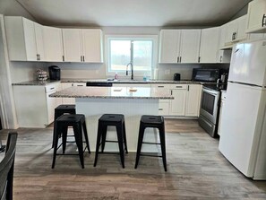 Køleskab, mikrobølgeovn, ovn, kogeplade