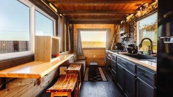 Een koelkast, een magnetron, een oven, een kookplaat