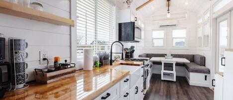 Jääkaappi, mikroaaltouuni, uuni, liesi