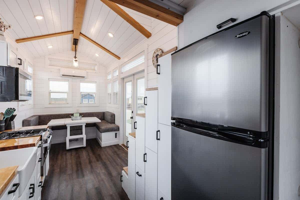 Jääkaappi, mikroaaltouuni, uuni, liesi