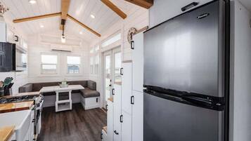 Jääkaappi, mikroaaltouuni, uuni, liesi