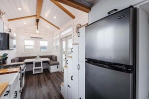 Frigorifero, microonde, forno, piano cottura