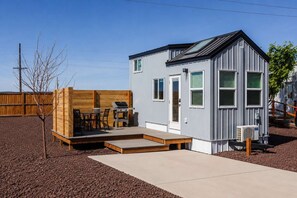 Et lille, etetages hus med en terrasse, grill og træterrasse.