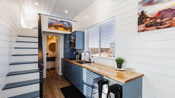 Een koelkast, een magnetron, een kookplaat