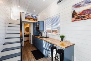 Een koelkast, een magnetron, een kookplaat