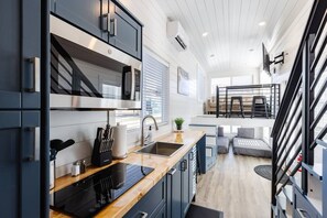 Een koelkast, een magnetron, een kookplaat