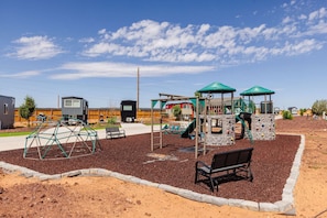 Children’s area - Zion Tiny Home • Rooftop View Deck & Hot Tub (Apple Valley)