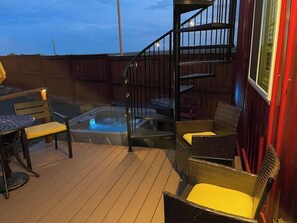 Outdoor spa tub - Zion Tiny Home • Rooftop View Deck & Hot Tub (Apple Valley)