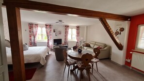 Silitysrauta/-lauta, Wi-Fi, vuodevaatteet