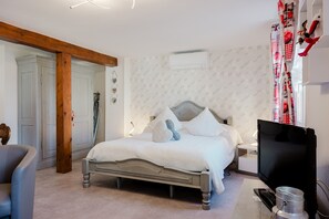 Tabla de planchar con plancha, wifi y ropa de cama 