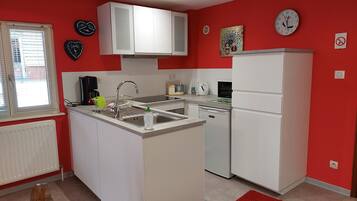 Jääkaappi, mikroaaltouuni, uuni, liesi