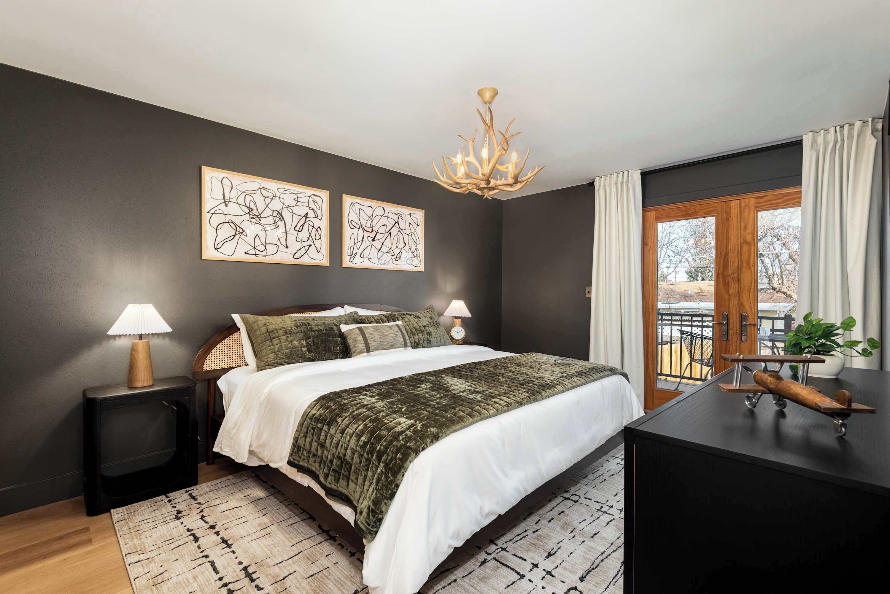 Bureau, fer et planche à repasser, lit parapluie, Wi-Fi