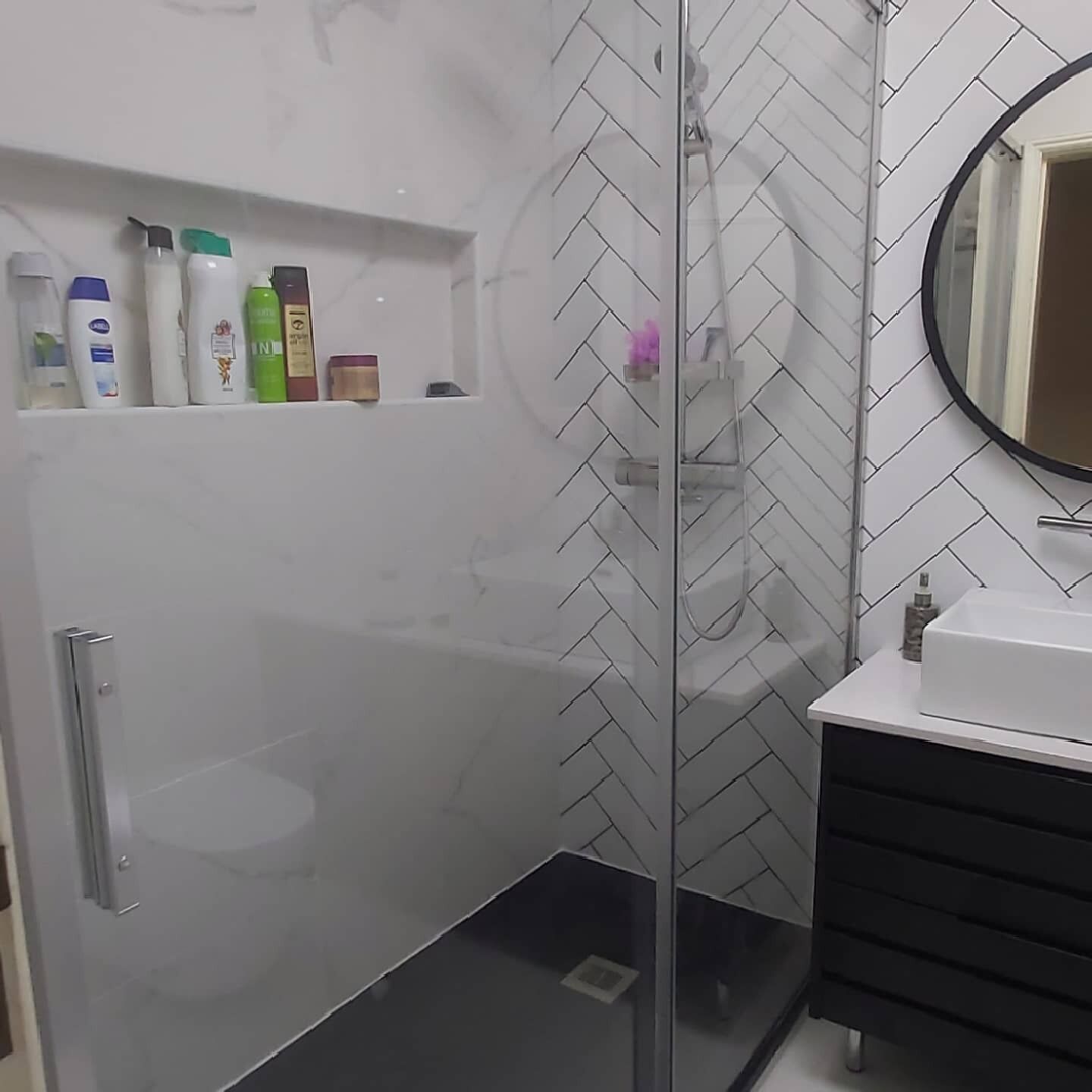 Een douche, een haardroger, handdoeken