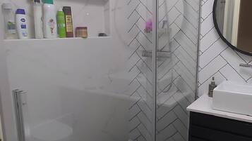 Een douche, een haardroger, handdoeken