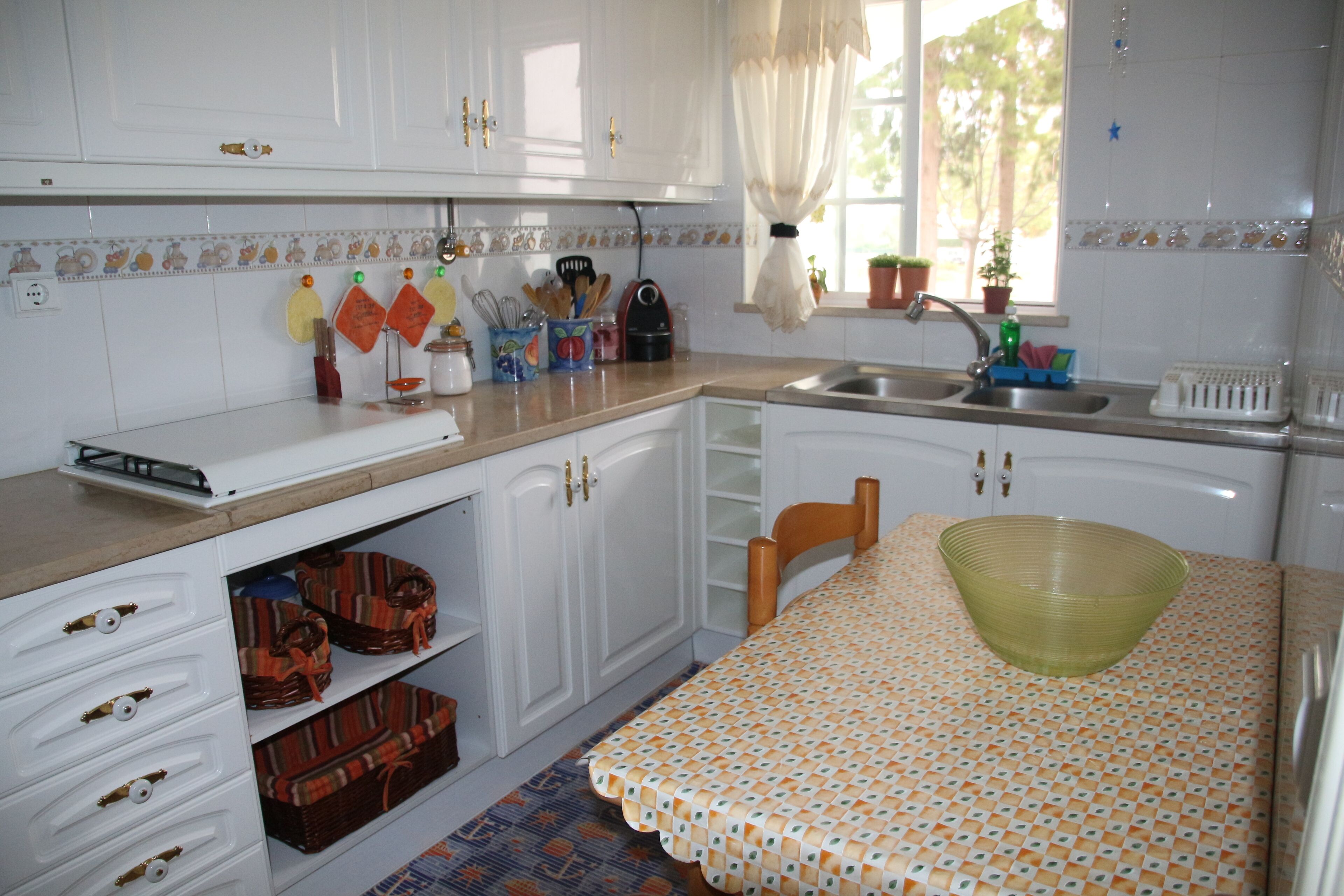 ثلاجة، ميكروويف، موقد طهي مسطح، ماكينة لصنع القهوة/الشاي