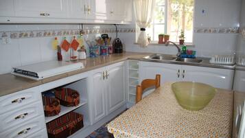 Een koelkast, een magnetron, een kookplaat