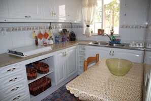 Een koelkast, een magnetron, een kookplaat