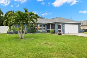 Exterior - Cozy & Cute! Beautiful Cape Coral Home W/Heated Pool (Cape Coral)