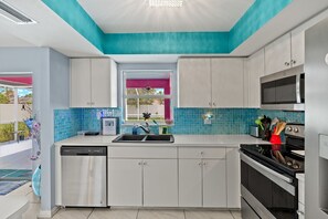 Fridge, microwave, oven, stovetop - Cozy & Cute! Beautiful Cape Coral Home W/Heated Pool (Cape Coral)