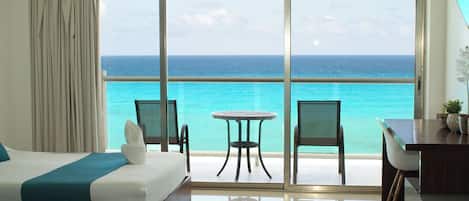 In-room safe, blackout drapes, free WiFi