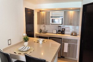 Refrigerador con freezer, microondas, placa de cocina