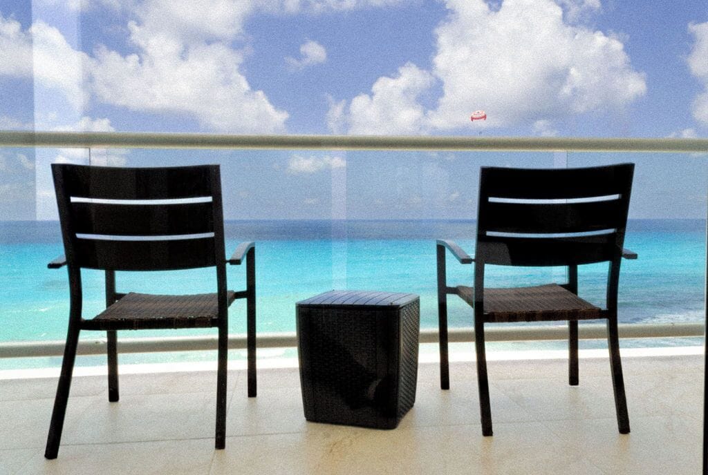 Chambre Triple, balcon, vue océan | Enceinte de l’hébergement