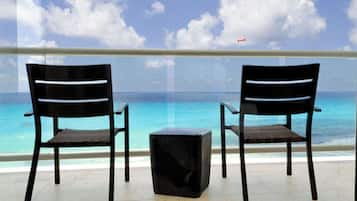 Chambre Triple, balcon, vue ocĂ©an | Enceinte de lâhĂ©bergement