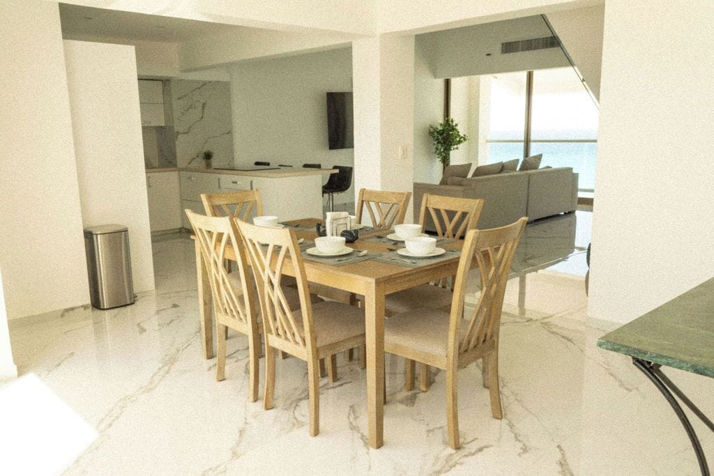 Ático, balcón, vistas al mar | Restauración