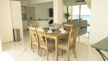 Penthouse, Balkon, Meerblick | Speisen