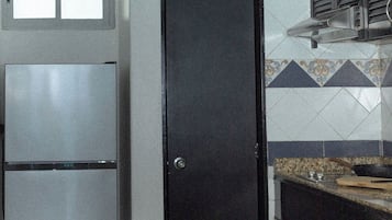 Dreibettzimmer, Balkon, Meerblick | Innenbereich