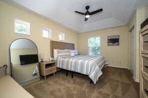 2 bedrooms, desk, iron/ironing board, free WiFi - Beautiful and spacious retreat near Downtown (St. Augustine)