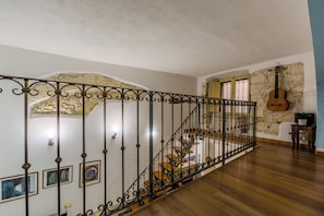 Interior - Castle Hill Loft – Heart of Cagliari Old Town (Cagliari)