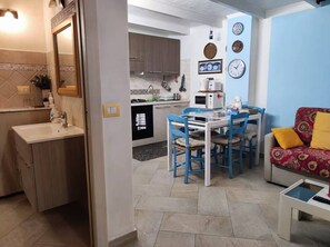 Kühlschrank, Mikrowelle, Herdplatte, Wasserkocher mit Kaffee-/Teezubehör