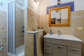 Dusche, Haartrockner, Bidet, Handtücher