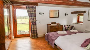 2 bedrooms, individually decorated, individually furnished