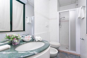 Chuveiro, produtos de toalete grátis, secador de cabelo 