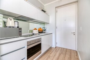 Private kitchen - Cozy 1-bedroom apartment suite in cool Midrand with AC and gym (Midrand)