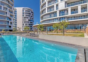 Pool - Cozy 1-bedroom apartment suite in cool Midrand with AC and gym (Midrand)